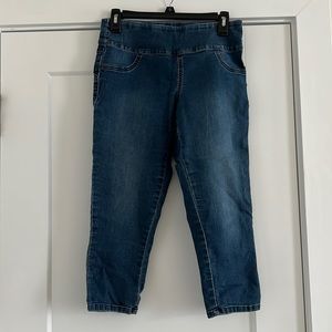 Style and co gently worn petite medium cropped jeans. Elastic waist band
